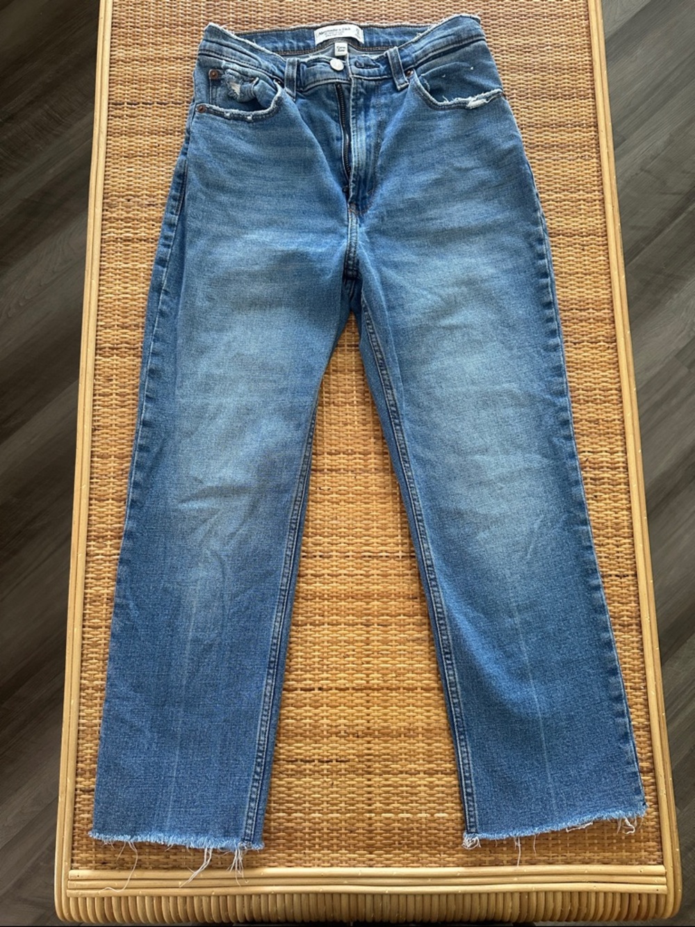 Abercrombie & Fitch Curve Love Ankle Straight Ultra High Rise Size 27/4 Short
